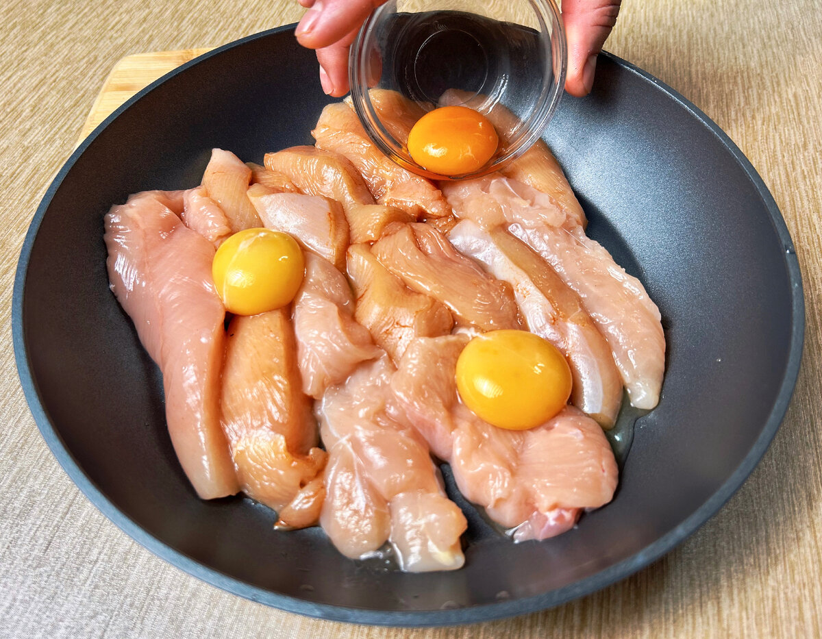 Для приготовления нам нужно взять 2 сочных куриных филе, нарезать , как показано на фото, добавить соль ,перец, сушенную паприку 1 чайную ложку, чеснок гранулированны 1 чайную ложку, 3 столовых ложки соевого соуса, 50мл растительного масла и все перемешать. Накрываем пищевой пленку и убираем не на долго в сторону.