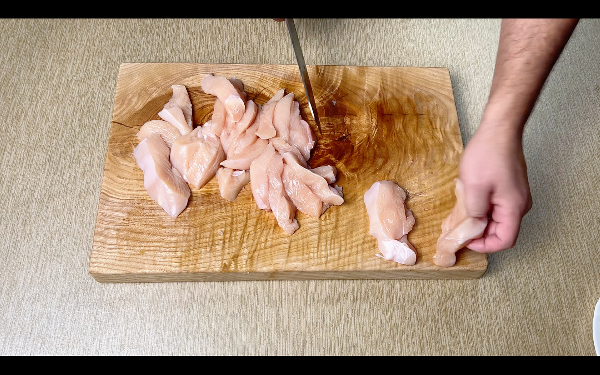 Для приготовления нам нужно взять 2 сочных куриных филе, нарезать , как показано на фото, добавить соль ,перец, сушенную паприку 1 чайную ложку, чеснок гранулированны 1 чайную ложку, 3 столовых ложки соевого соуса 50мл растительного масла все перемешать. Накрываем пищевой пленку и убираем не на долго в сторону.