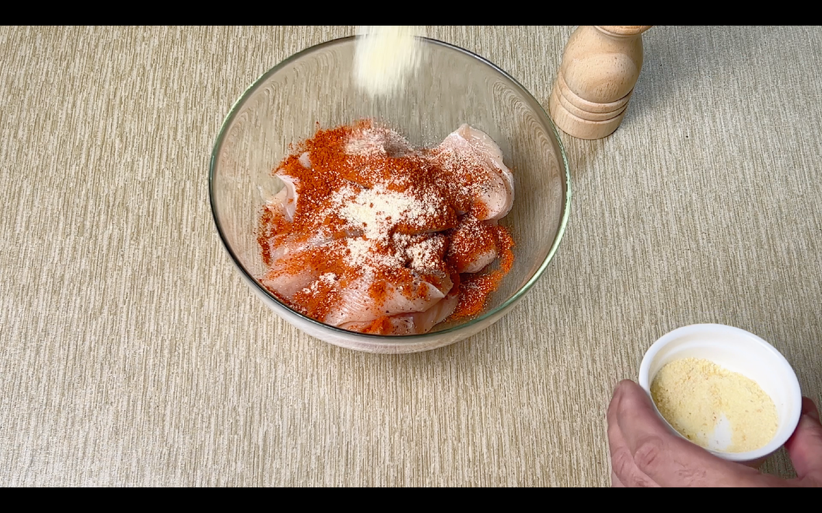 Для приготовления нам нужно взять 2 сочных куриных филе, нарезать , как показано на фото, добавить соль ,перец, сушенную паприку 1 чайную ложку, чеснок гранулированны 1 чайную ложку, 3 столовых ложки соевого соуса 50мл растительного маслаи все перемешать. Накрываем пищевой пленку и убираем не на долго в сторону.