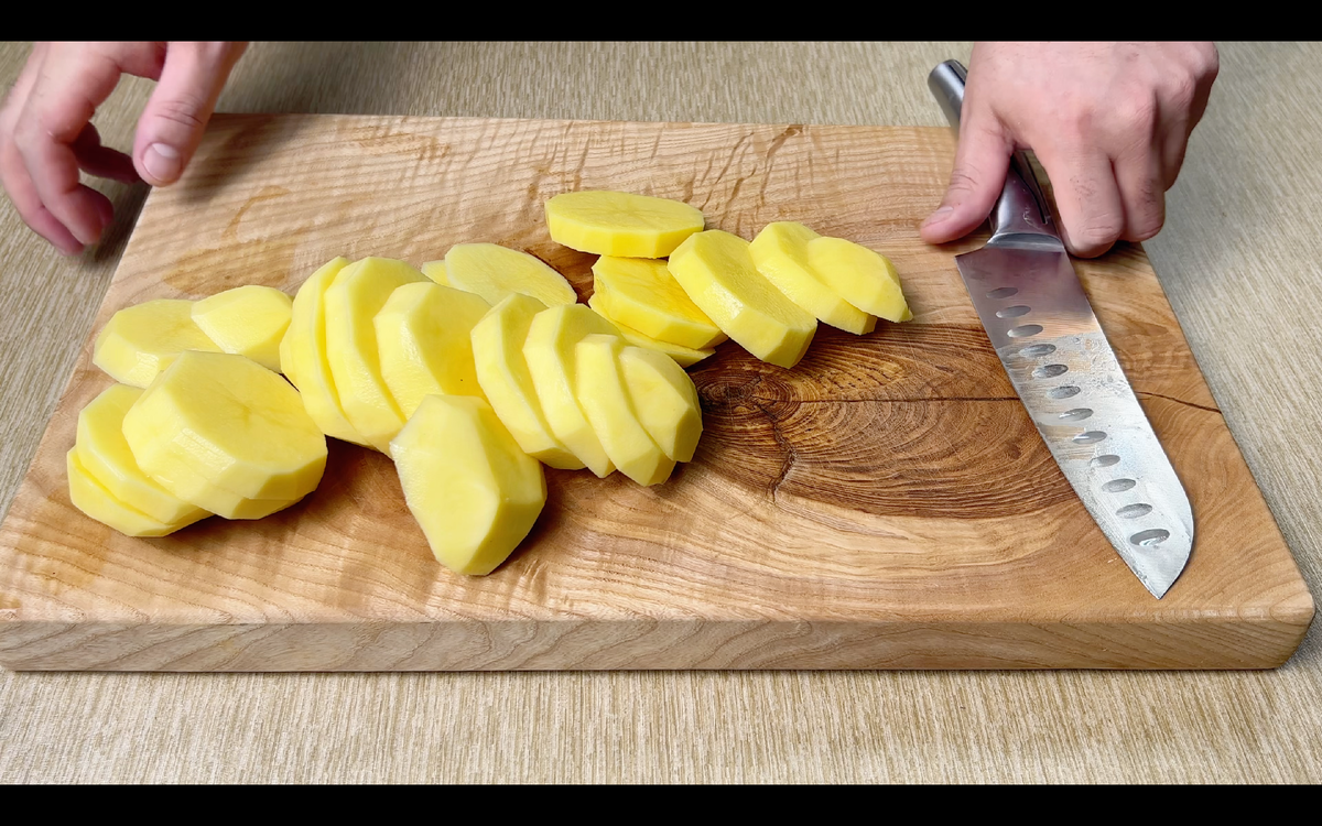 Теперь берем 800г картофеля, нарезаем кружочками. Натераем 100-150г сыра моцарела , вбиваем два яйца, соль и специи по вкусу, наливаем 500мл молока и все перемешиваем. Форму для запекания смазываем растительным маслом, выкладываем картофель и вливаем туда яйца с сыром и молоком. Ставим в разогретую духовку до 190 градусов на 50 минут.