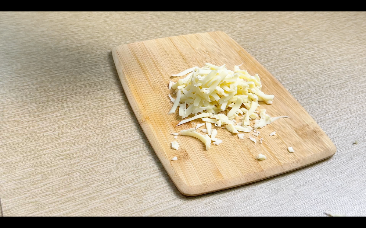 Теперь берем 800г картофеля, нарезаем кружочками. Натераем 100-150г сыра моцарела , вбиваем два яйца, соль и специи по вкусу, наливаем 500мл молока и все перемешиваем. Форму для запекания смазываем растительным маслом, выкладываем картофель и вливаем туда яйца с сыром и молоком. Ставим в разогретую духовку до 190 градусов на 50 минут.