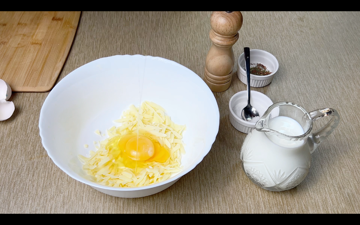 Теперь берем 800г картофеля, нарезаем кружочками. Натераем 100-150г сыра моцарела , вбиваем два яйца, соль и специи по вкусу, наливаем 500мл молока и все перемешиваем. Форму для запекания смазываем растительным маслом, выкладываем картофель и вливаем туда яйца с сыром и молоком. Ставим в разогретую духовку до 190 градусов на 50 минут.