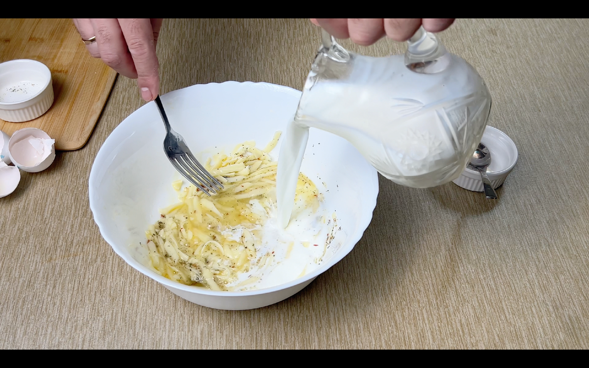 сыр из куриных яиц. саладикурица с ананасами. куриная грудка сыр яйцо помидор. молоко и яйца. куриное яйцо молоко.