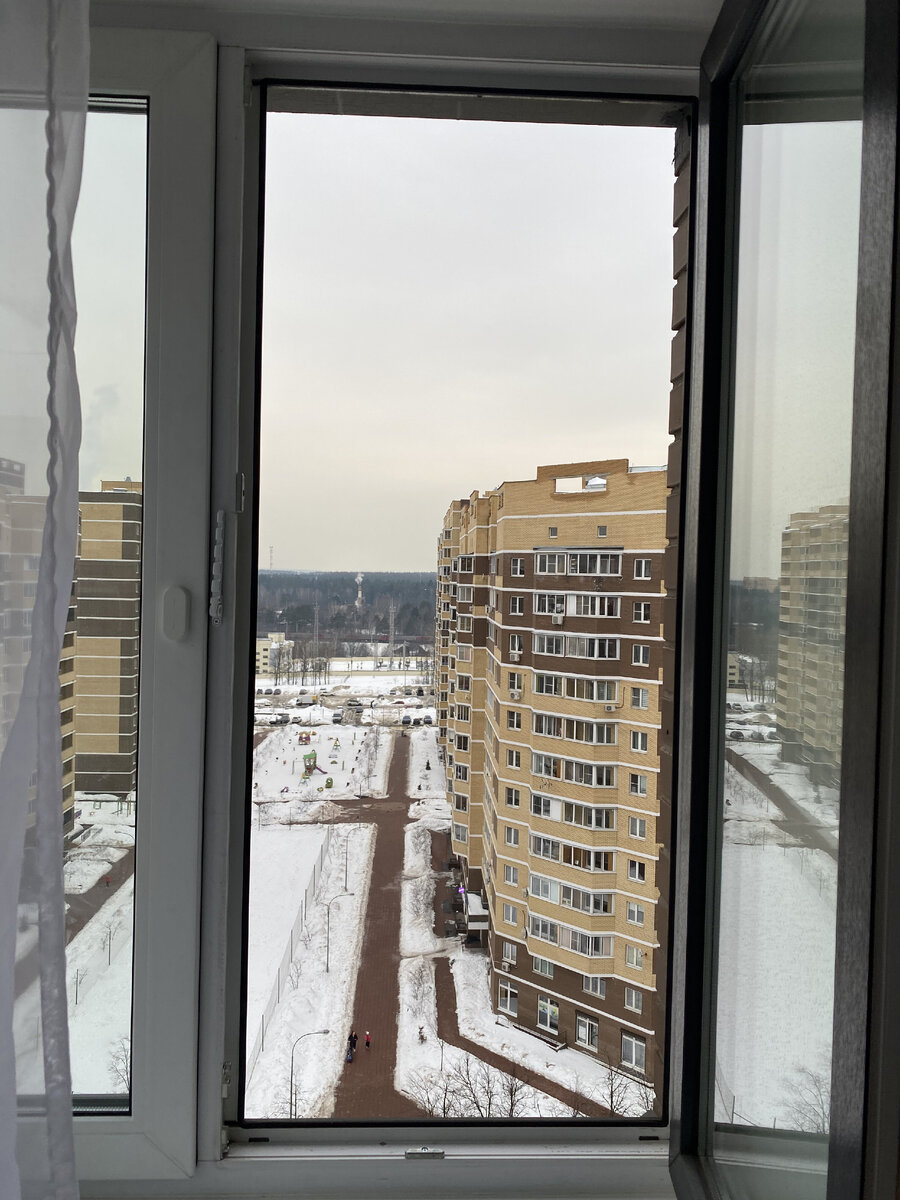 Очень просто. Открывайте створку окна.