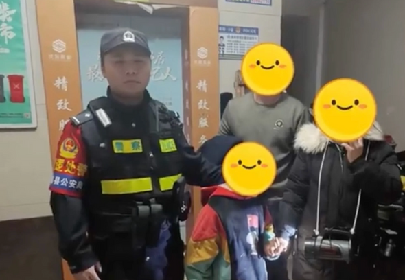 На юго-востоке Китая в провинции Цзянси полицейский придумал продолжить поиски потерявшегося восьмилетнего мальчика с ментальными особенностями с помощью его любимого мультфильма «Свинка Пеппа».