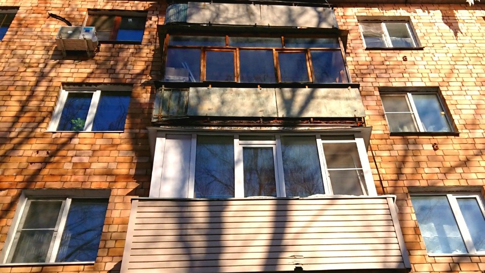 Балкон в квартире застеклен давно, а убрать требуют только сейчас: как решаются такие споры в судах