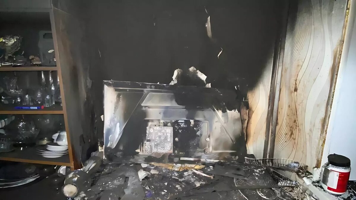     В Уфе молодая девушка-инвалид едва не стала жертвой пожара. Поздним вечером в квартире загорелся телевизор. Подробности сообщили в МЧС Башкирии.