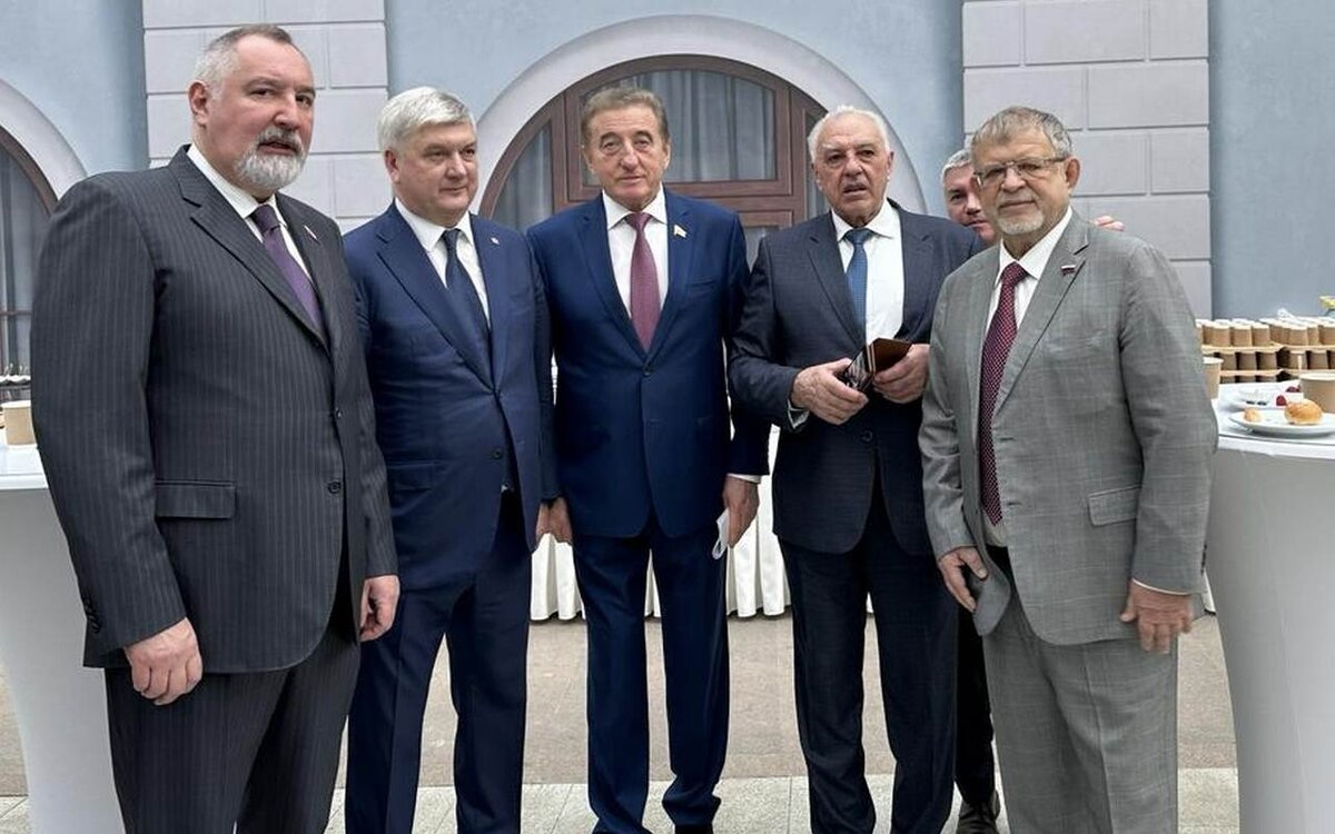    Воронежский сенатор Сергей Лукин рассказал о приоритетных направлениях развития России, обозначенных в послании президента Федеральному Собранию Фото пресс-службы РОО «Землячество «Воронежцы»