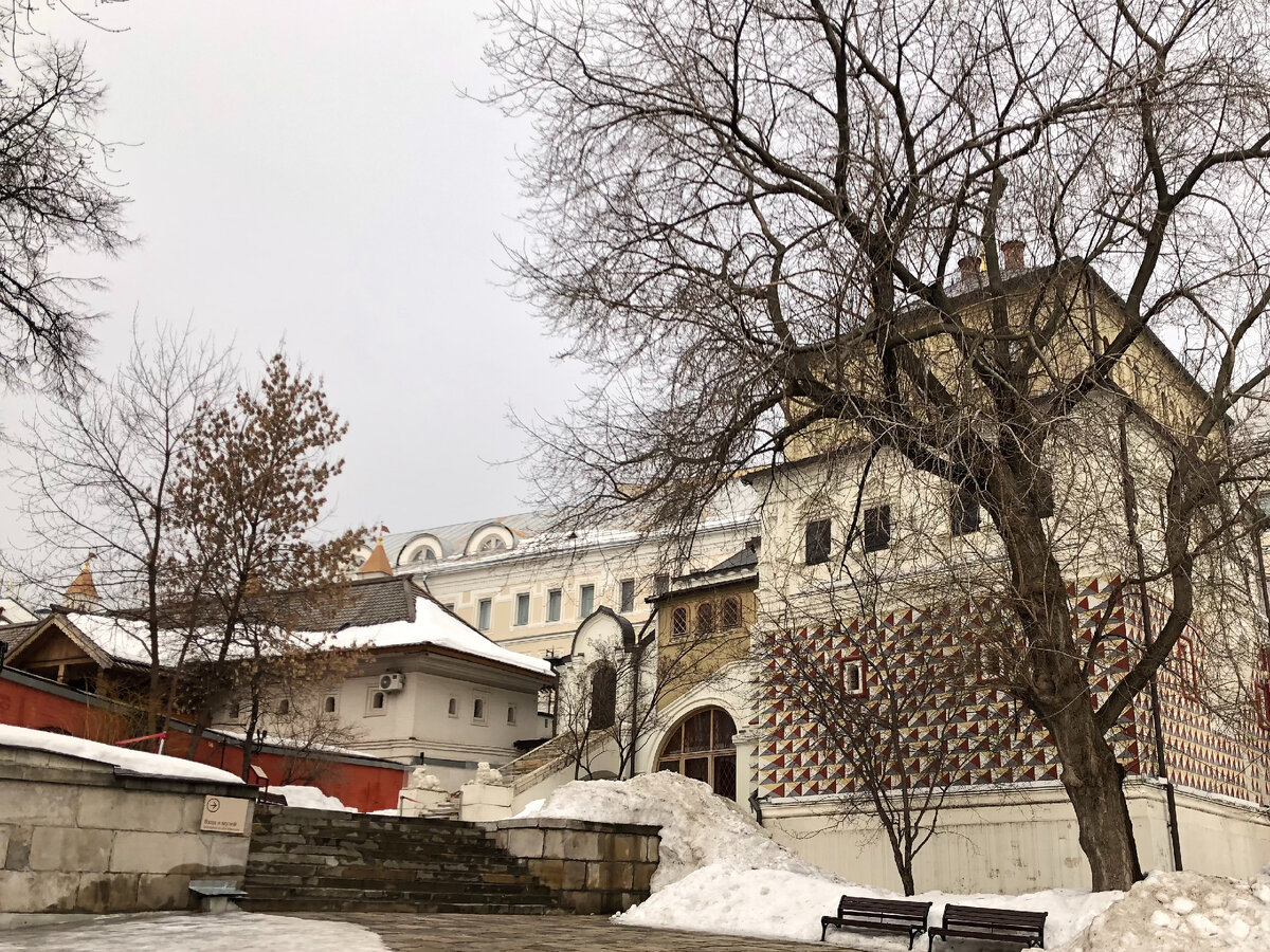 Палаты бояр Романовых. Варварка, д. 10.


Эти палаты в двух шагах от Кремля Романовы получили после женитьбы Ивана Грозного на Анастасии - тогда хозяином палат стал брат царицы, Никита Романович Захарьин-Юрьев. Сейчас здесь музей: