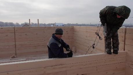 Сверление отверстий под шканы в доме из бруса