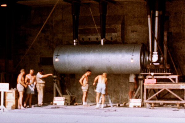 Устройство SHRIMP. Черные трубы сверху — это световоды / U.S. Department of Education/Trinity & Beyond: The Atomic Bomb Movie