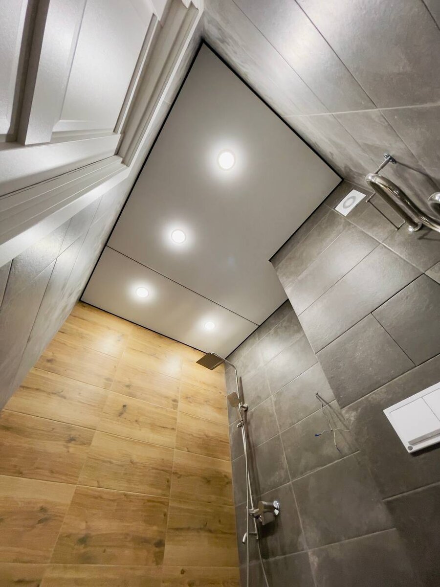 Матовый натяжной потолок в ванной