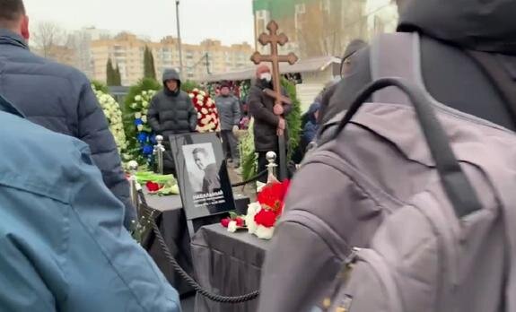 Могила на кладбище. Могила на кладбище. Борисовское кладбище могила навального. Борисовское кладбище могила навального. Борисовское кладбище могила навального.