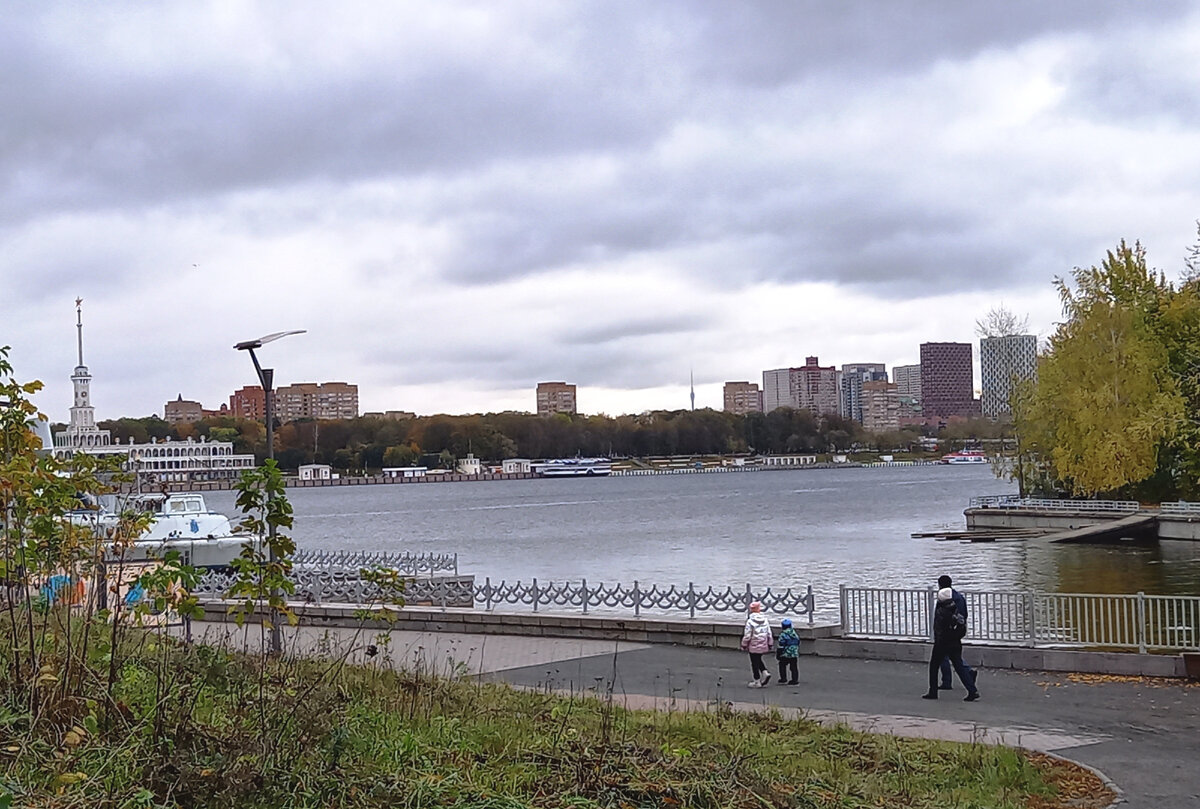Все фотографии автора текста. На фото: спускаемся из парка к Химкинскому водохранилищу.