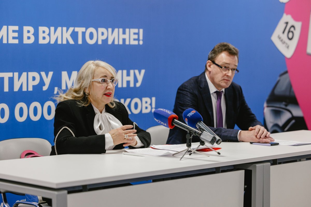    Президент Рязанской торгово-промышленной палаты Людмила Козлова и заместитель президента Рязанской торгово-промышленной палаты Евгений Сорокин рассказали, как принять участие в викторине «Семья России».