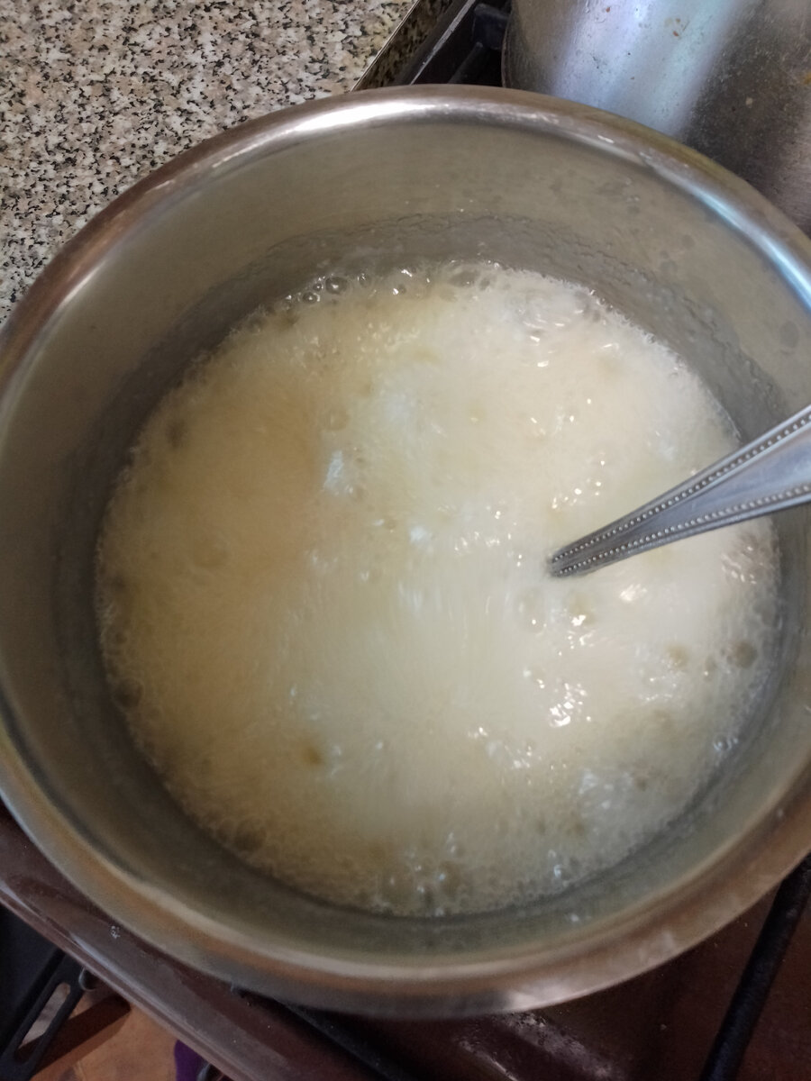 Сахар, молоко, сметана, сливочное масло. 