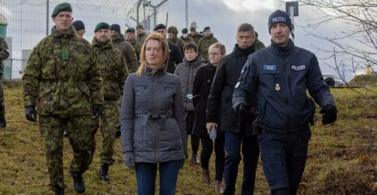 Эстонская премьерша Каллас иснпектирует что-то армейское (фото с сайта rus.uudis.net)