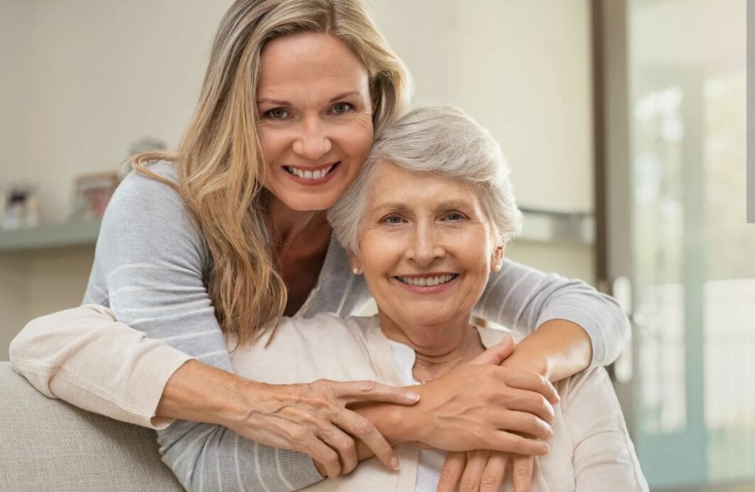 После достижения 50-летнего рубежа забота о здоровье и физической форме становится особенно важной. Этот период жизни, который нередко называют "золотым веком", требует особого внимания к себе и своему телу. В данной статье мы рассмотрим ключевые аспекты поддержания здорового образа жизни после 50 лет и делимся советами по укреплению физической формы, поддержанию здоровья и красоты.Забота о физической форме после 50 лет: ключевые принципыПосле 50 лет физическая активность играет ключевую роль в поддержании здоровья и формы. Регулярные упражнения помогут укрепить мышцы, улучшить гибкость и координацию движений, а также улучшить общее самочувствие. Рекомендуется выбирать разнообразные виды физической активности, включая аэробные упражнения, силовые тренировки, йогу или пилатес. Важно также уделить внимание растяжке и релаксации, чтобы сохранить гибкость и избежать травм.Питание как основа здоровья и красотыПравильное питание играет огромную роль в поддержании здоровья и красоты после 50 лет. Рекомендуется употреблять разнообразные продукты, богатые витаминами, минералами и питательными веществами. Важно контролировать потребление жиров, сахара и соли, отдавая предпочтение натуральным и свежим продуктам. Умеренное употребление алкоголя и отказ от курения также способствуют поддержанию здоровья и молодости кожи.Сон и отдых: залог энергии и жизненного балансаПосле 50 лет особенно важно обращать внимание на качество сна и отдых. Полноценный и регулярный сон способствует восстановлению организма, повышению иммунитета и улучшению общего самочувствия. Рекомендуется создать комфортные условия для сна, избегать переедания перед сном и проводить релаксационные процедуры перед отходом ко сну. Также необходимо уделить время для отдыха и релаксации, чтобы сохранить энергию и жизненный баланс. Психологическое благополучие: гармония души и телаЗабота о психологическом благополучии имеет огромное значение для здоровья и красоты после 50 лет. Позитивное мышление, практика медитации или йоги, общение с близкими людьми, чтение книг или занятие любимым хобби – все это способствует гармонии души и тела. Важно находить время для саморазвития, самопознания и позитивных эмоций, чтобы сохранять молодость души и радость жизни.ЗаключениеПоддержание здорового образа жизни после 50 лет – это не только способ сохранить молодость и красоту, но и залог долголетия и благополучия. Регулярная физическая активность, правильное питание, полноценный сон, забота о психологическом благополучии – все это поможет вам чувствовать себя молодыми и энергичными даже после 50 лет. Помните: забота о себе – это инвестиция в ваше будущее!