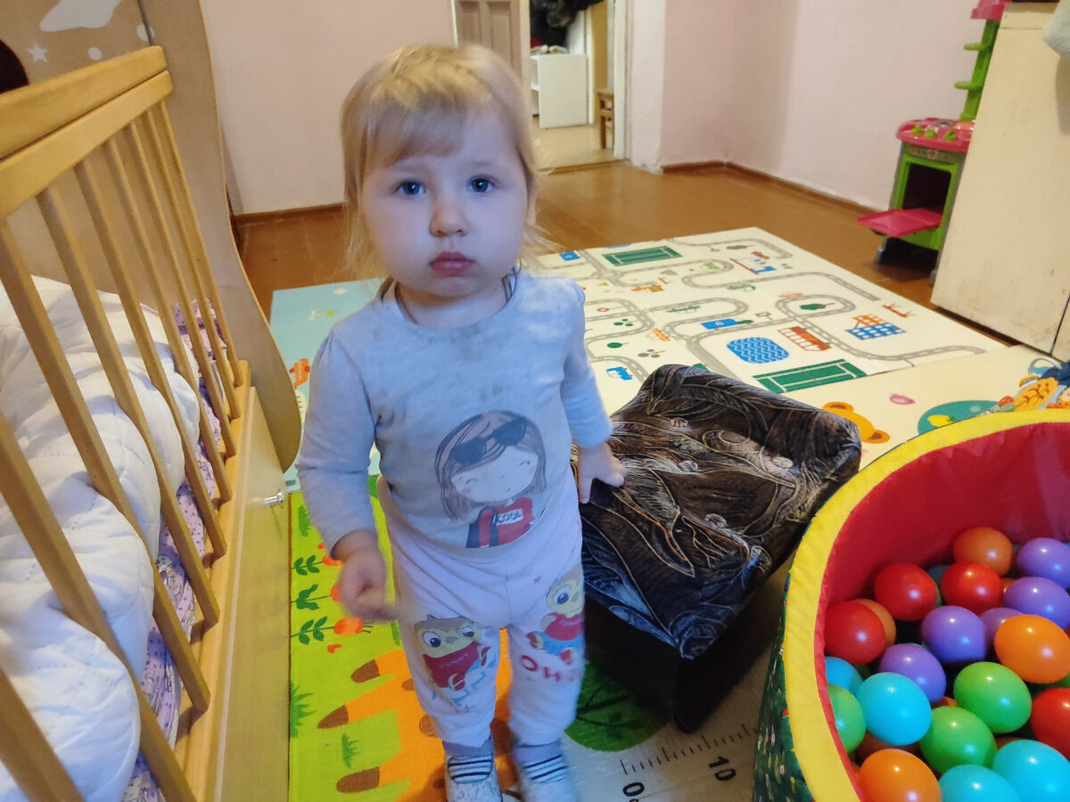 Между прочим маечку сегодня надела ей.. Врядли это отстирается порошком, значит будем опять тестировать очиститель)  Ребенок причесан, умыт, зубы чистили. А еще сыт, доволен и счастлив!) 