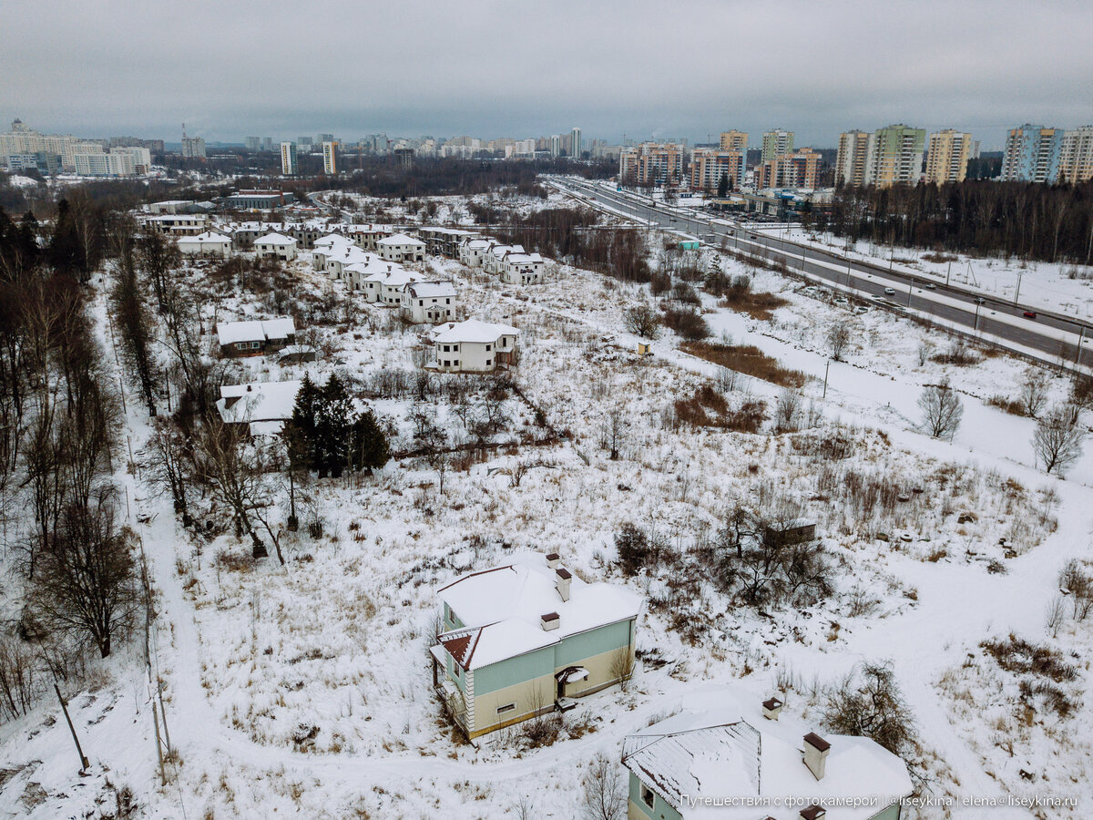 Целый заброшенный микрорайон в Москве! Как вам такое? А ведь именно на подобное место я наткнулась совершенно случайно (не шучу), когда каталась по делам в Зеленоград.-2