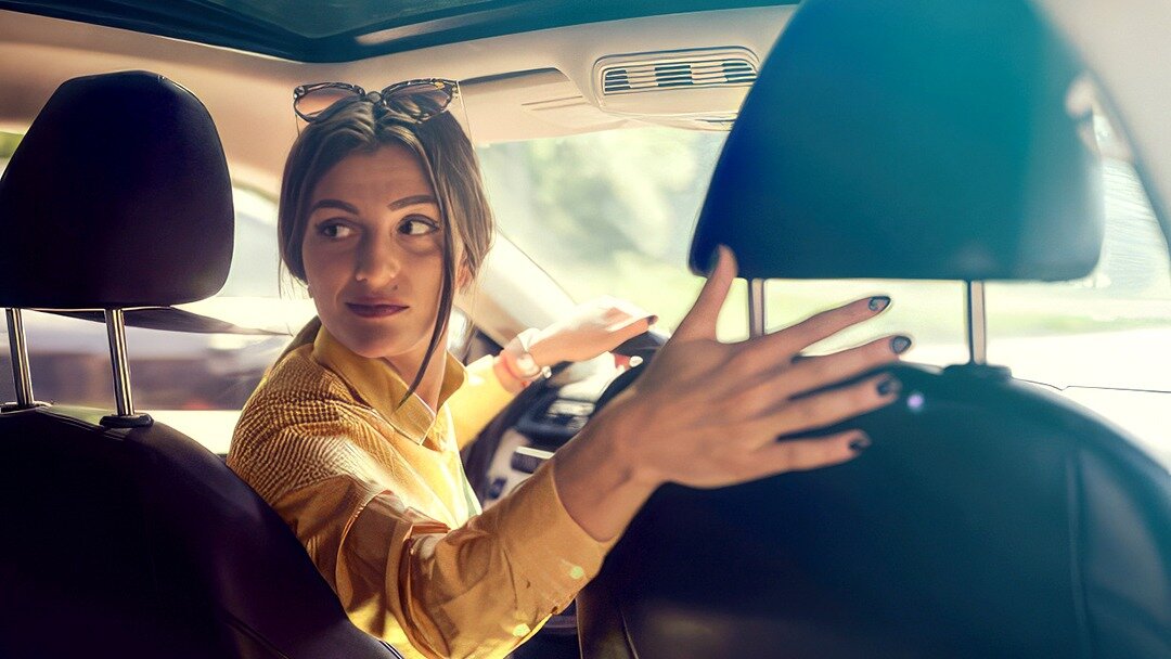 Как припарковаться «задом» между двух машин новичку: пошаговая инструкция