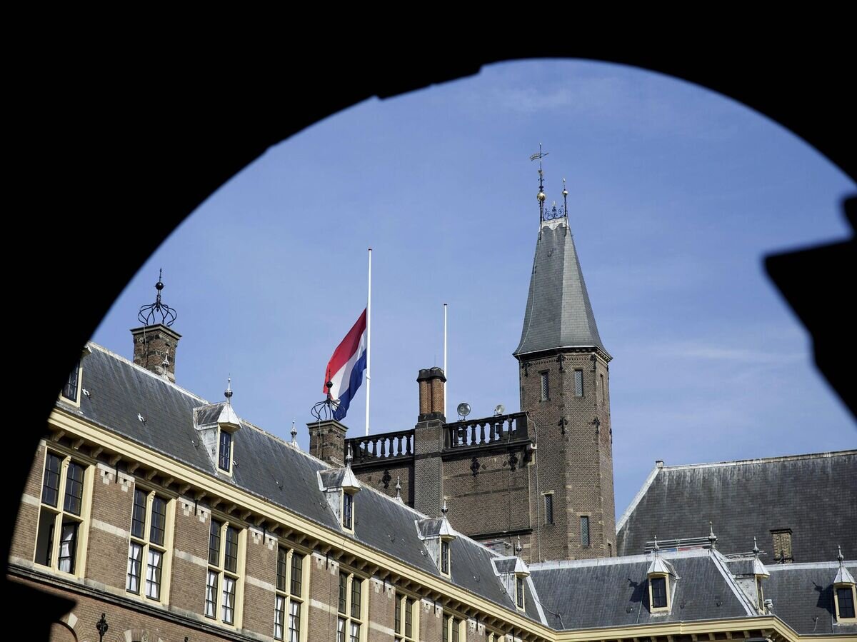    Здание правительства Бинненхоф в Гааге© AP Photo / Phil Nijhuis