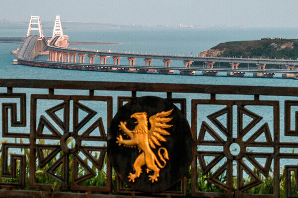 Вид на Крымский мост со смотровой площадки на горе Митридат / Сергей Мальгавко/ТАСС