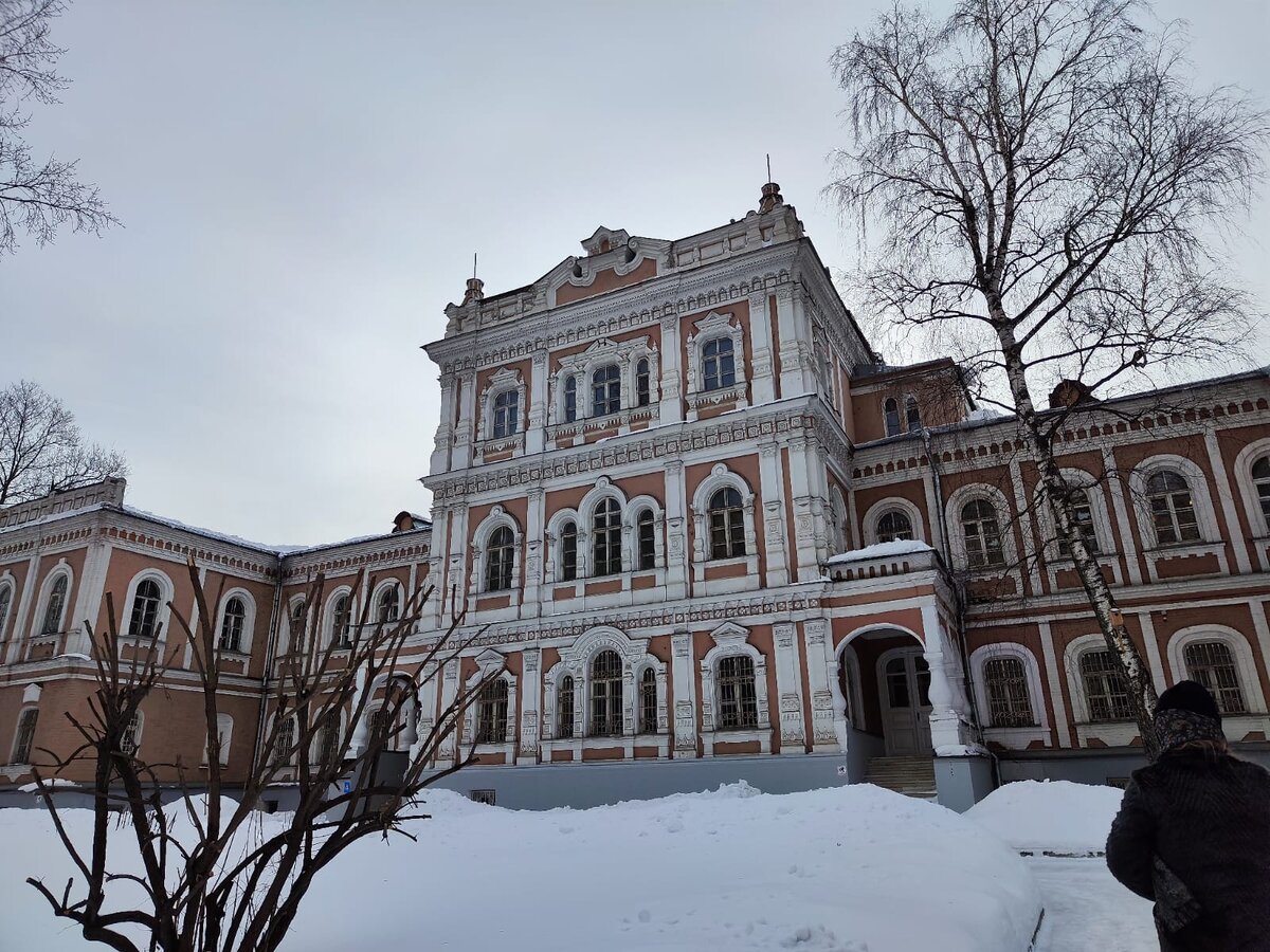 Загородный дворец Елизаветы Петровны. Кстати, это удивительное историческое здание хорошо видно, если вы уезжаете из Москвы с Казанского вокзала. 