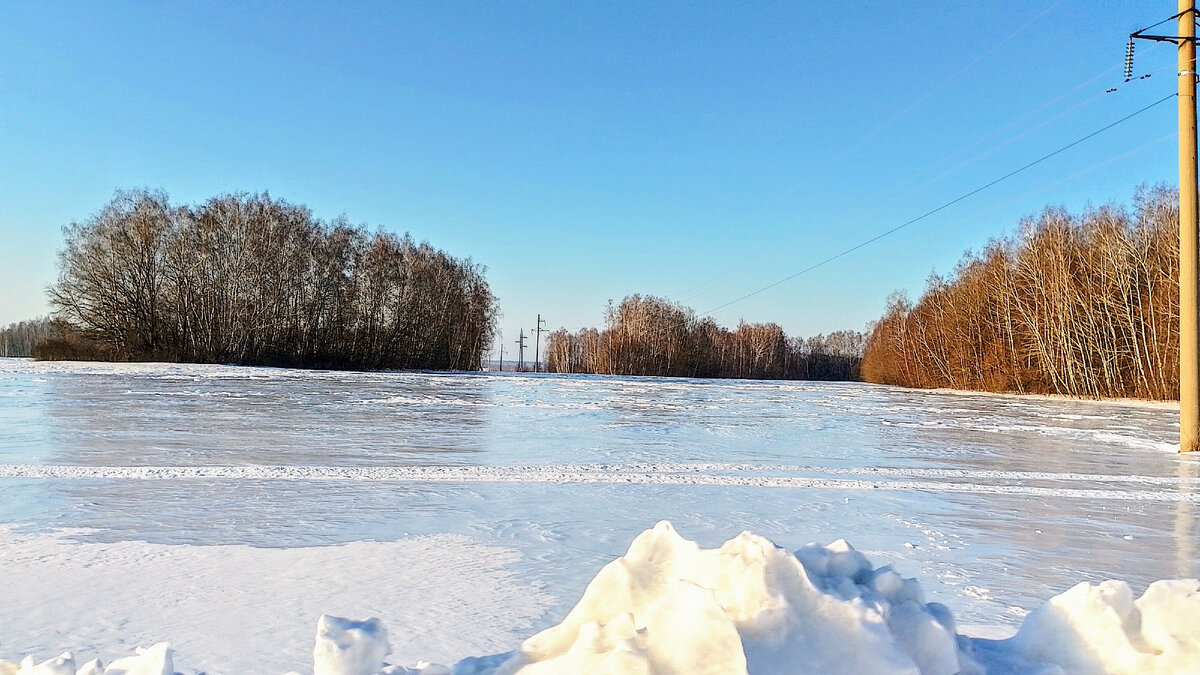 Даже непонятно - вода это или корка льда, хотя тепло на солнышке