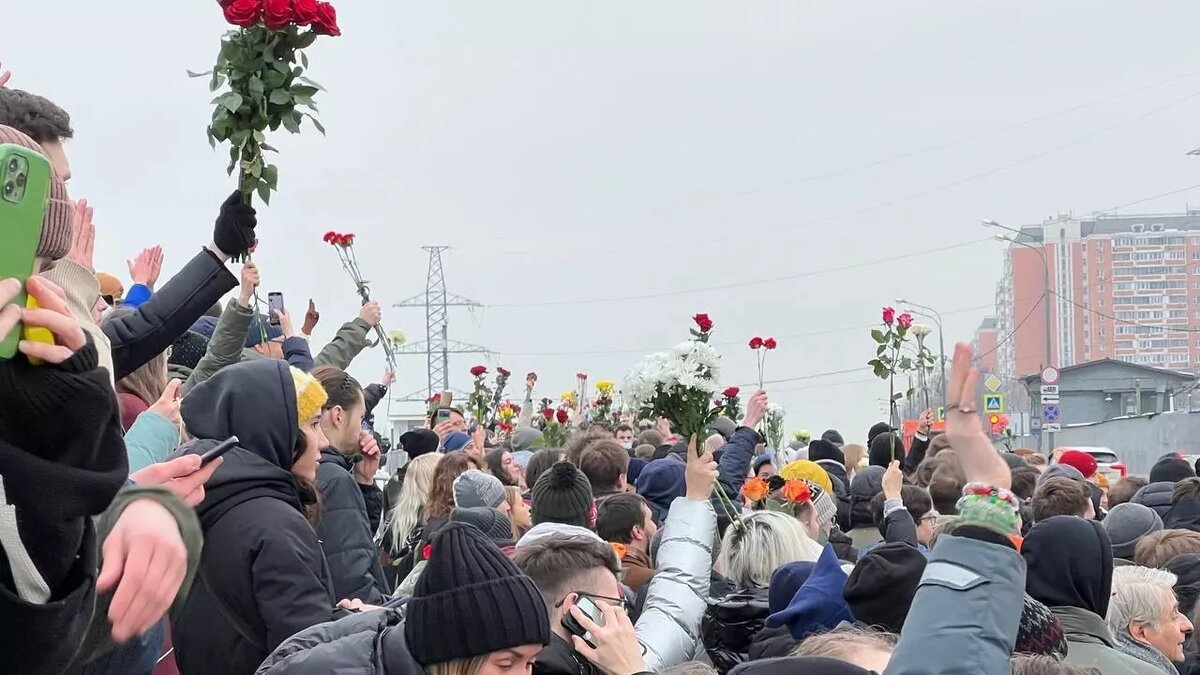     В Москве 1 марта проводили в последний путь Алексея Навального*. Политик похоронен на Борисовском кладбище. Из членов семьи присутствовали только родители Алексея Навального и его брат.