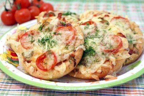 Мини-пиццы, это вкусные маленькие пиццы с ветчиной, оливками, помидорами и сыром на песочной основе. Эти вкусные пиццы можно взять с собой на работу, учебу, положить ребенку в школу, накормить небольшую компанию, приготовить для выезда на природу или в дорогу.
🕙 Время приготовления 30 минут