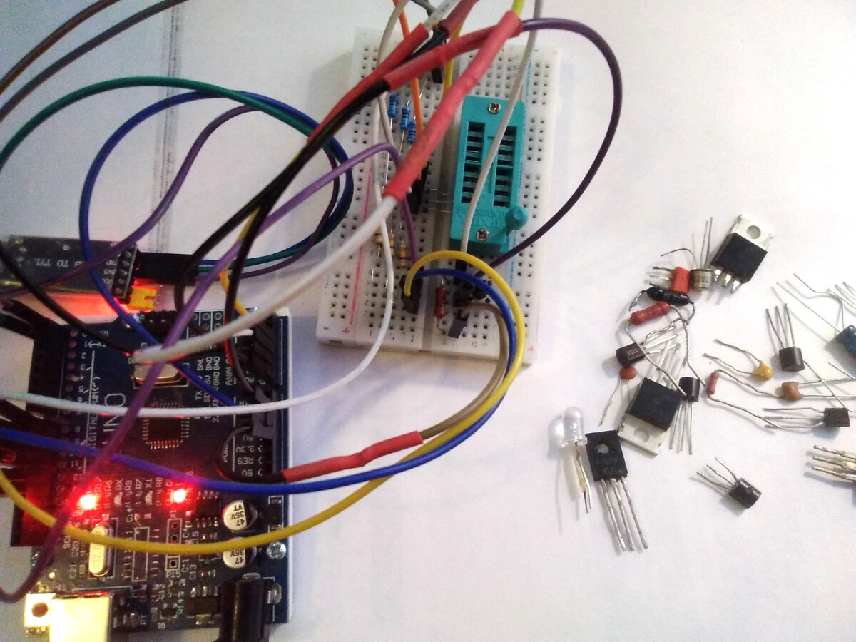 Рисунок 2. Макет тестера транзистора на базе Arduino Uno.