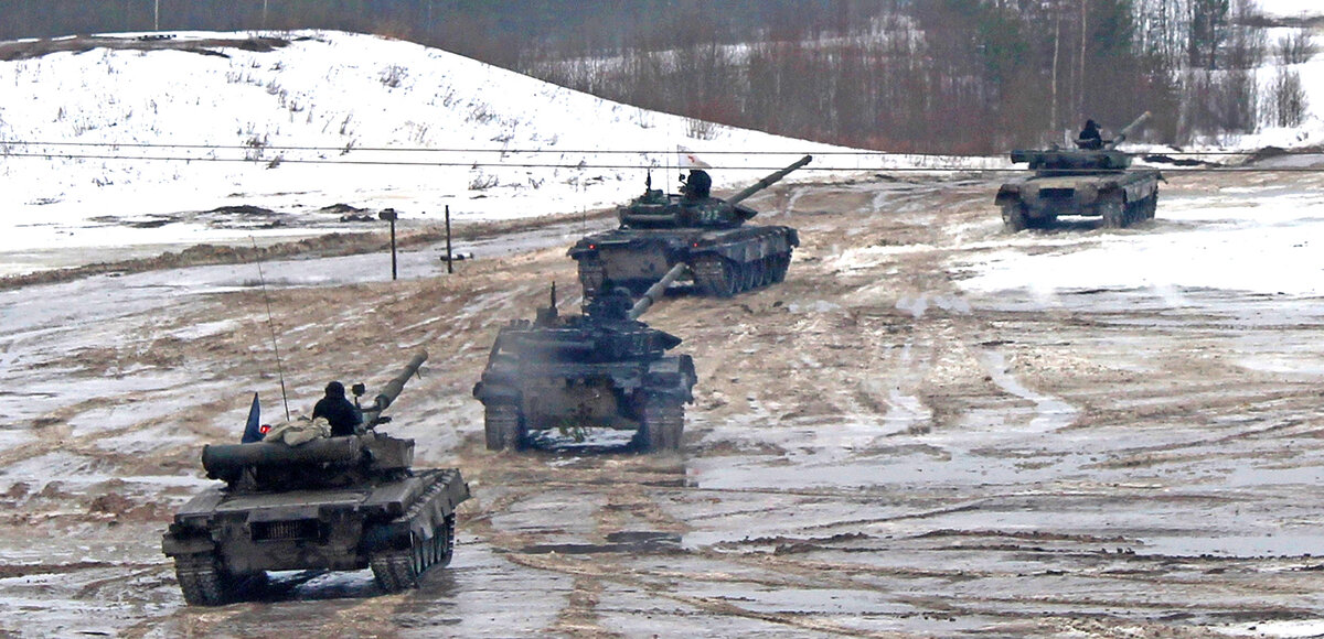  Колонна танков уходит на марш