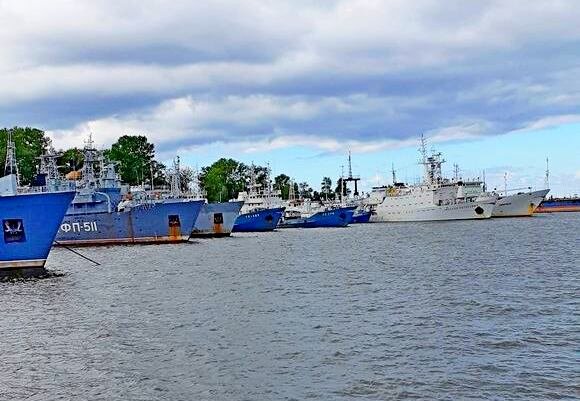 Корабли на причале в Ломоносове /фото из личного архива/