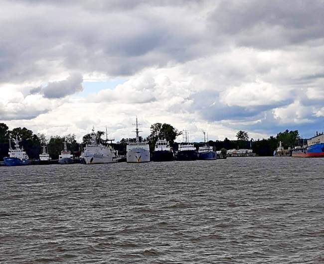 Корабли в ломоносовской гавани /фото из личного архива/