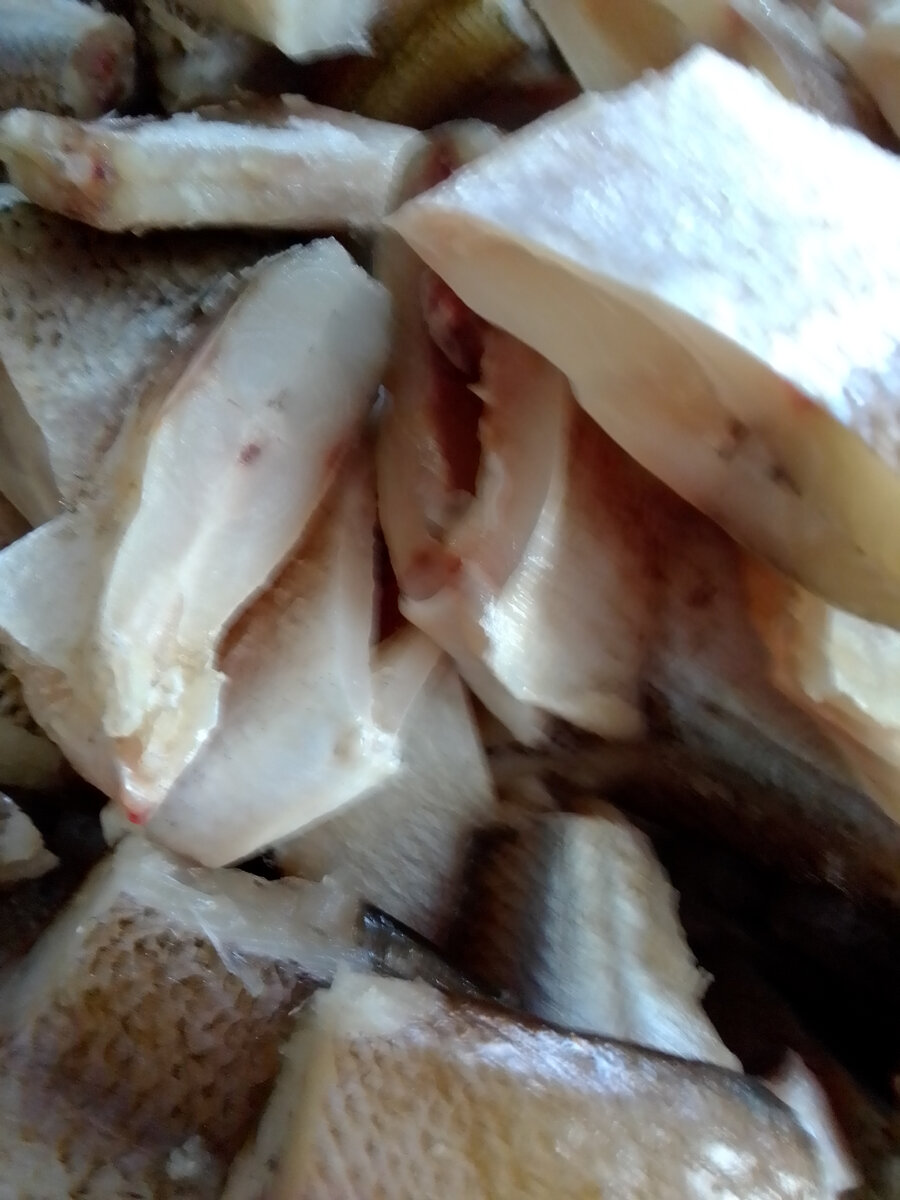 оставить мариноваться с солью и черным молотым перцем.