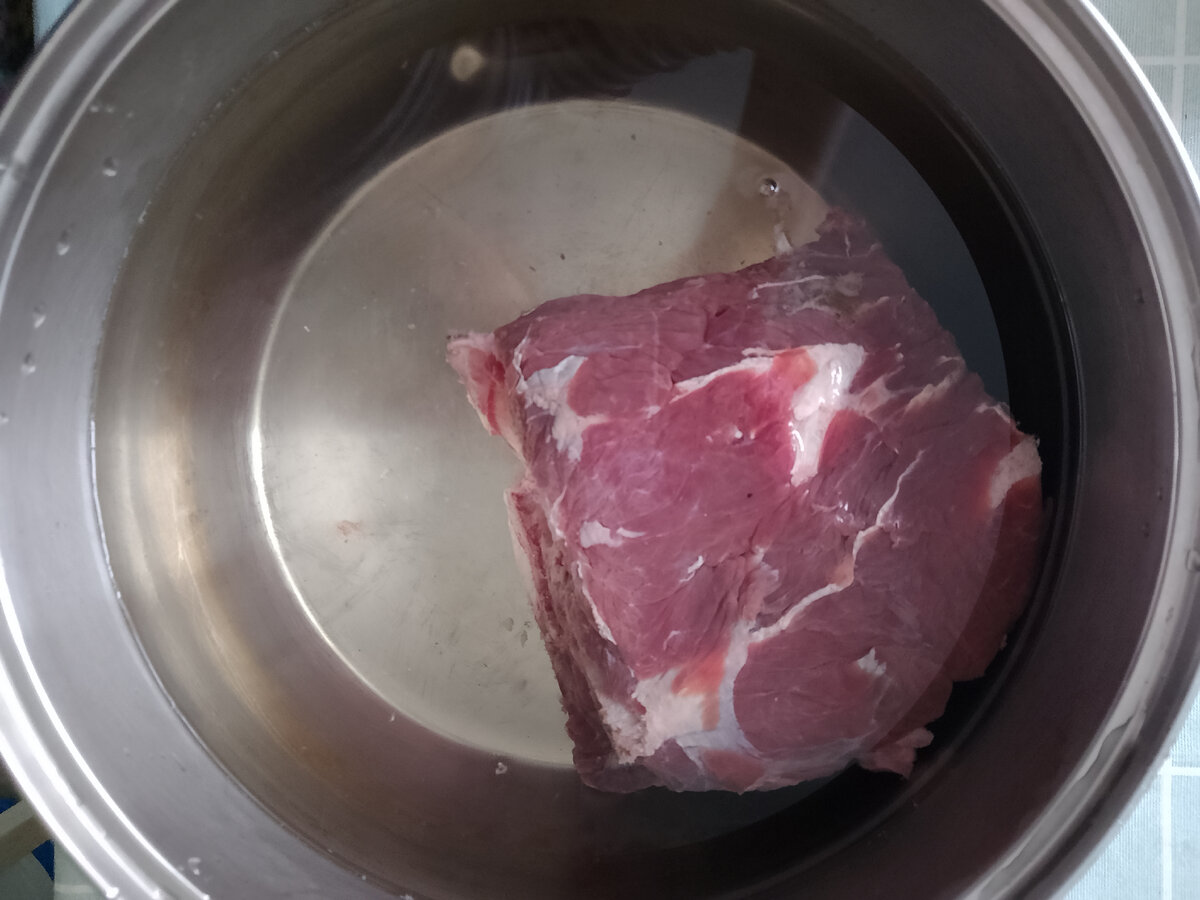 Промыть и довести до кипения мясо. 