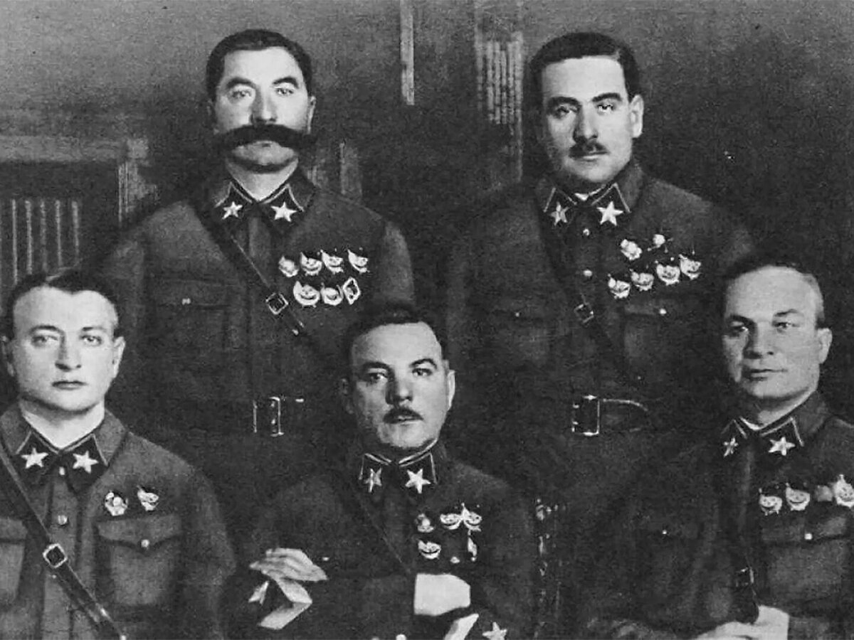 Слева направо: сидят, слева Тухачевский, в центре Ворошилов, справа Егоров; стоят Буденный и Блюхер