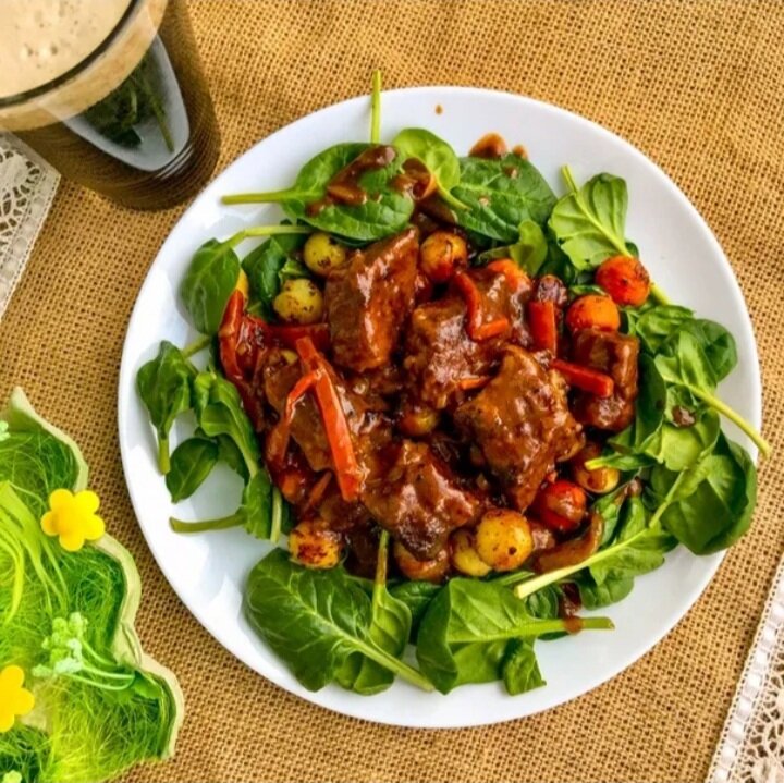 Ингредиенты: 600 г. сырого рубленого мяса, шпик, нарезанный полосками (4 см шириной и 20 см длиной), соль, перец, растительное масло.