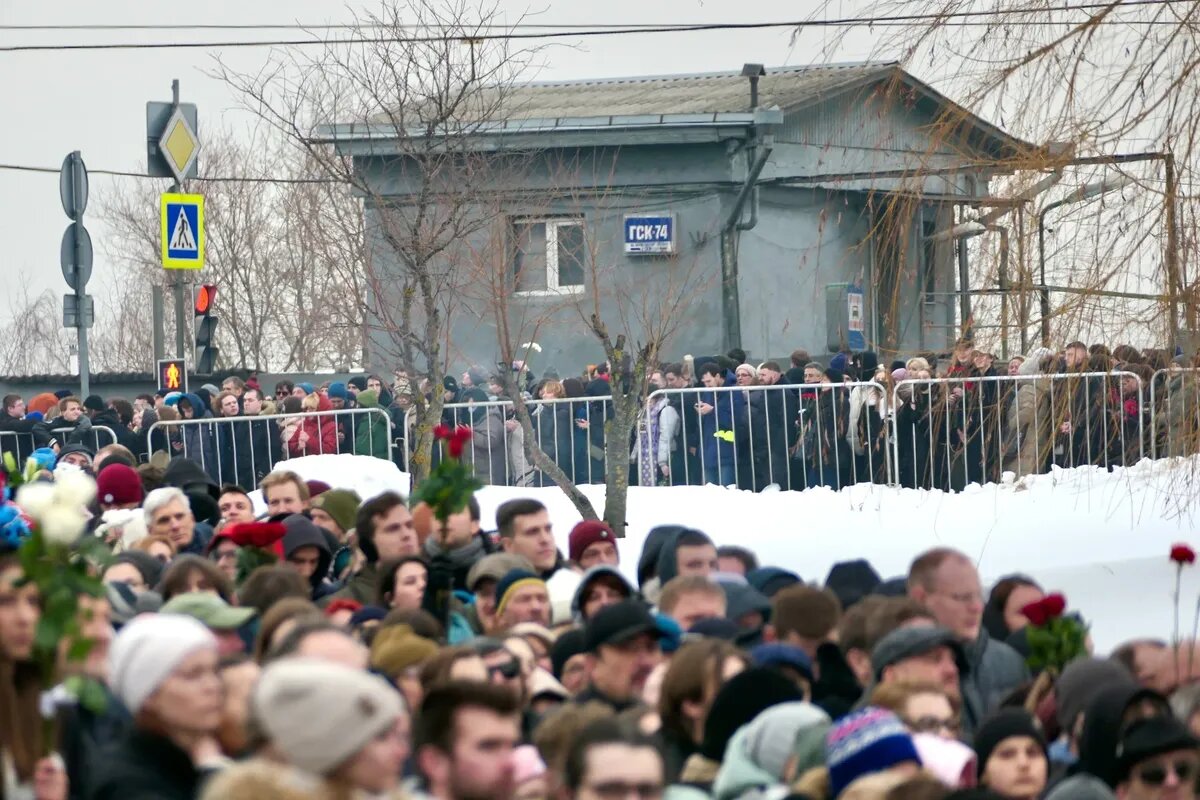 Розы вднх 2022. Кремль в столице рф. Московский кремль 2022. Лето 2010 жара в москве. Кремль васильевский спуск.