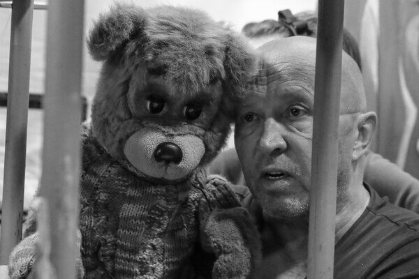 Игорь Капатов, озвучивающий героя передачи «Спокойной ночи, малыши!» Мишутку, во время съемки программы, 2013 год / Александра Мудрац/ТАСС