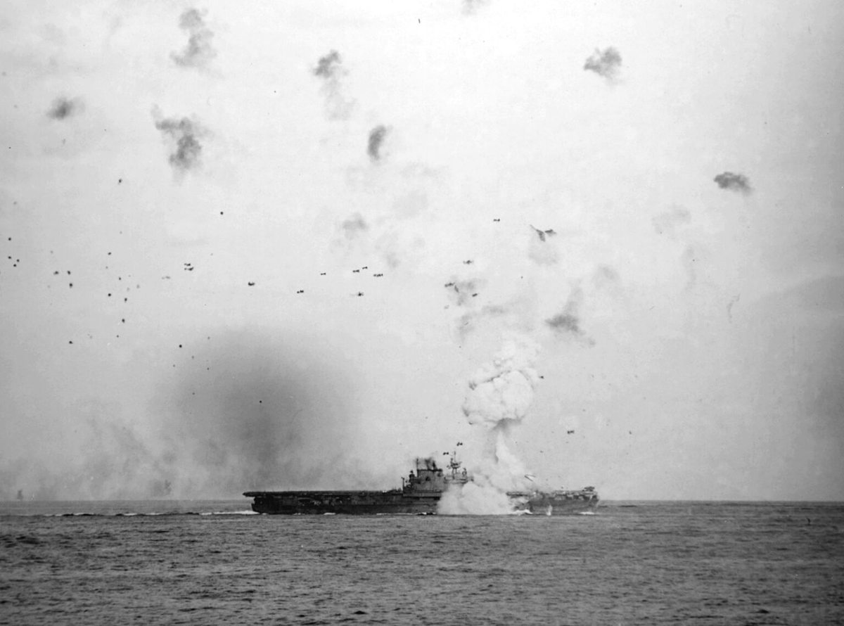 Авианосец ВМС США USS Enterprise (CV-6) подбит японским бомбардировщиком-камикадзе 14 мая 1945 года.