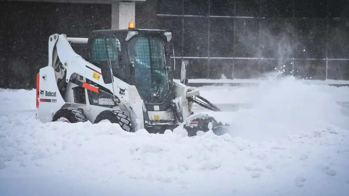     Школьник в Уфе поранил ногу, когда упал во дворе дома по улице Жукова. Родители винят во всем нечищенные территории города — у них снег якобы не убирали ни разу за всю зиму. Об этом стало известно порталу «ЮТВ».