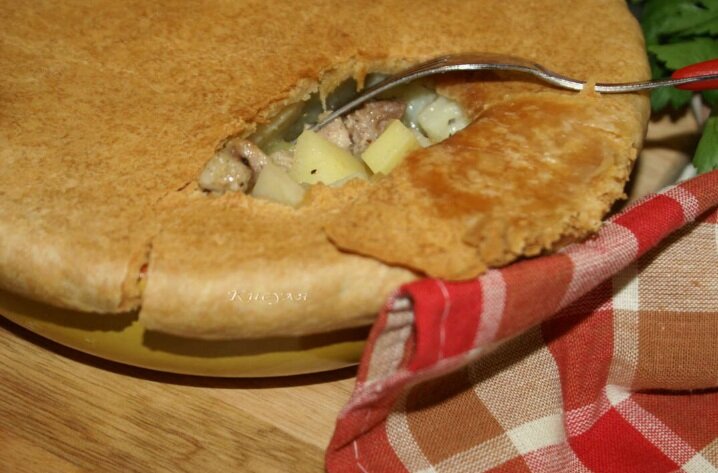 Ингредиенты: 100 г. баранины и 1 кг картофеля, соль, перец, мясной бульон.                                          Песочное тесто: 100 г. муки, 50 г. жира, 1 яйцо, щепоточка соли.