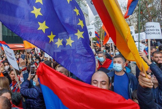    Спикер парламента Армении Ален Симонян заявил, что Ереван готов углублять сотрудничество с недружественным Москве Евросоюзом вплоть до вступления в объединение