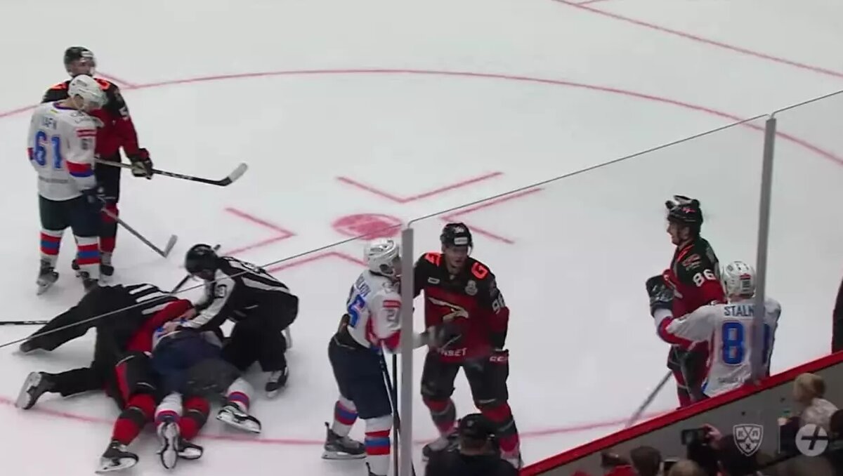     Конфликт произошел на последней минуте основного времени после подножки игрока тольяттинцев.