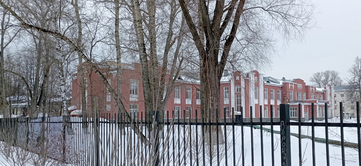 Это больница, куда мы ходим на процедуры. Наш корпус в глубине двора. Фото автора.