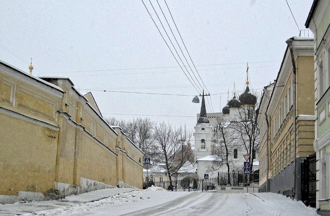 Малый Ивановский переулок запомнился нам своими крутыми горками и вот этой церковью. Фото из открытых источников.