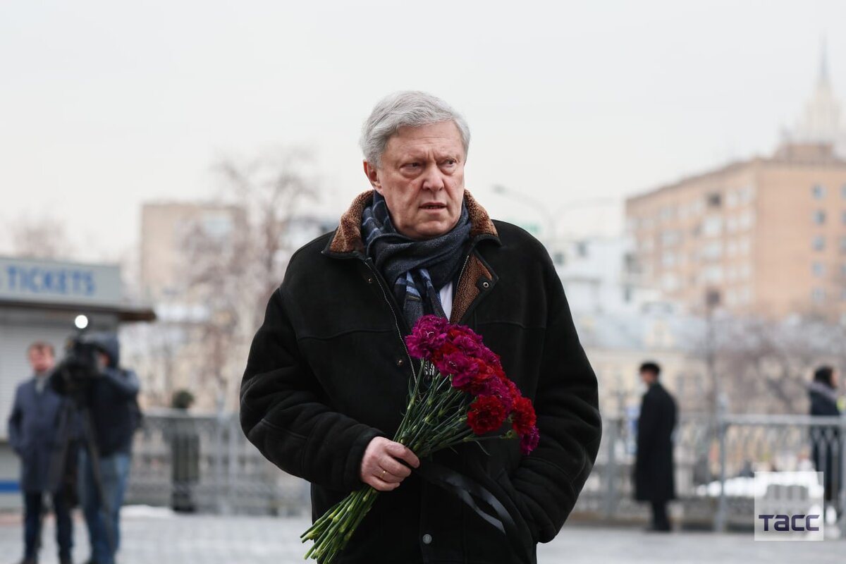 Явлинский и немцов. Явлинский. Явлинский пришел на похороны. Г а явлинский. Г а явлинский в 1990.