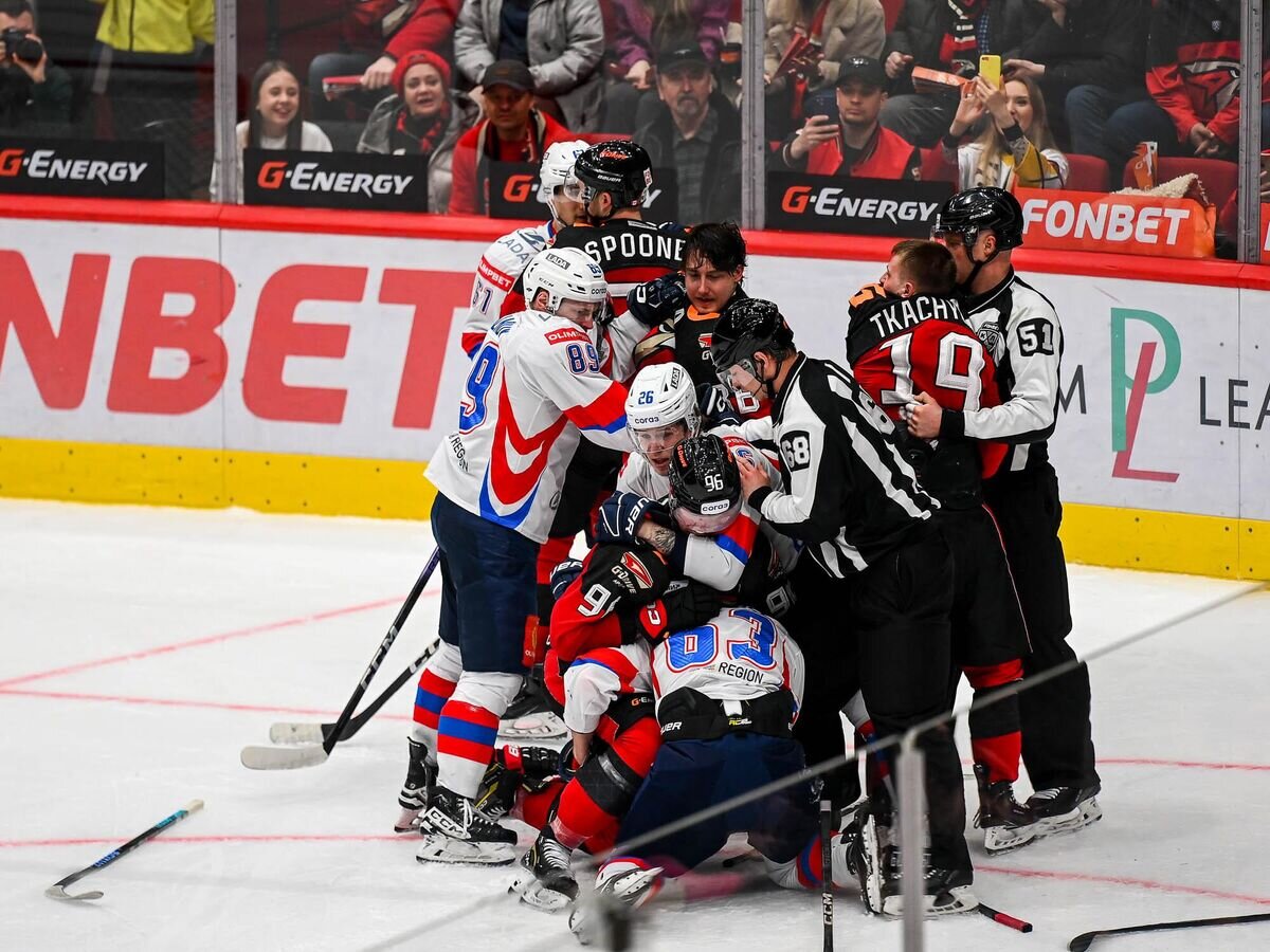    Потасовка в матче плей-офф КХЛ "Авангард" - "Лада"© Фото : Пресс-служба ХК "Авангард"